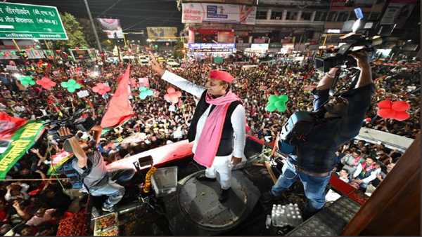 यूपी चुनाव : मोदी के बाद अखिलेश के रोड में उमड़ा जनसैलाब