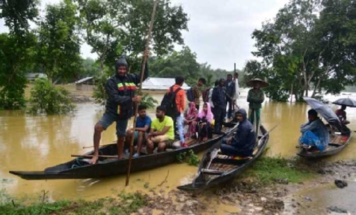 असम में भूस्खलन और बाढ़ से आठ की मौत