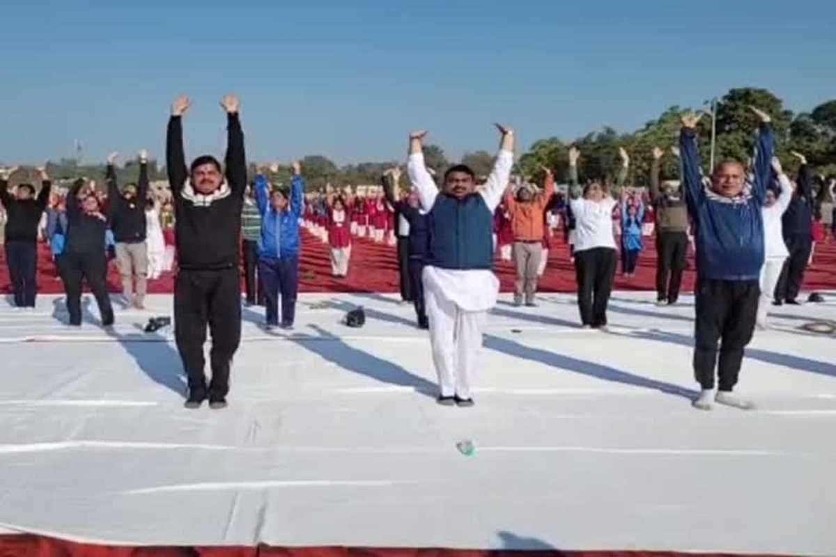 राष्ट्रीय युवा दिवस के अवसर पर यादव ने सामूहिक सूर्य नमस्कार में की शिरकत