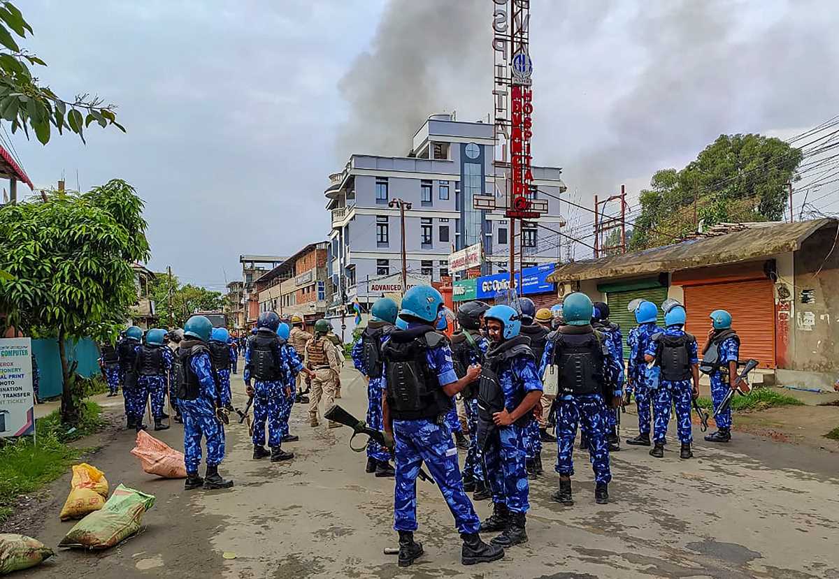 मणिपुर : मुख्यमंत्री के बंगले के पास शव के साथ पहुंची भीड़ देख पुलिस ने हवा में चलाईं गोलियां