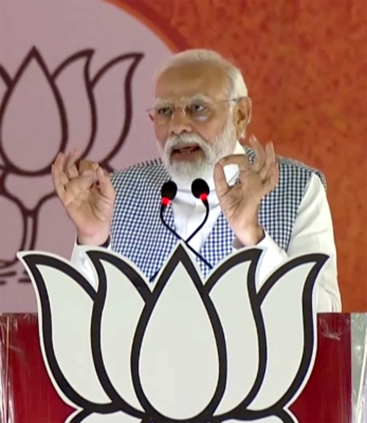 पीएम मोदी ने पारिवारिक राजनीति को लेकर कांग्रेस और जद-एस पर निशाना साधा