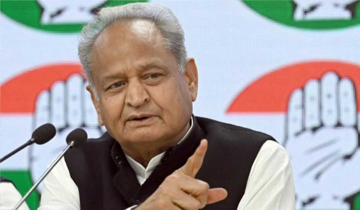 केन्द्र सरकार और तेल कंपनियां मिलकर लूट रही है आम आदमी की जेब : गहलोत