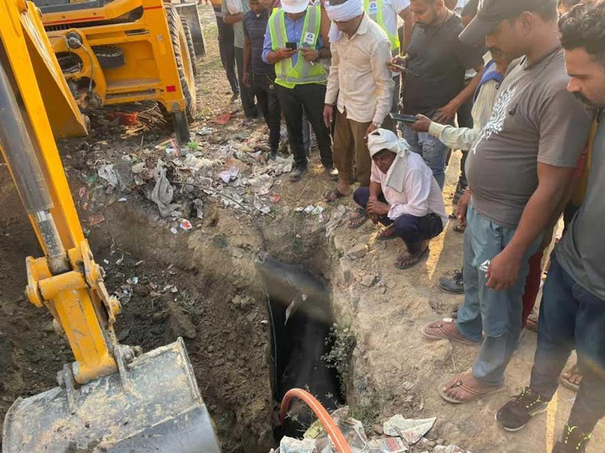 निर्माणाधीन एयरपोर्ट के पास गड्ढे मे गिरी गाय
