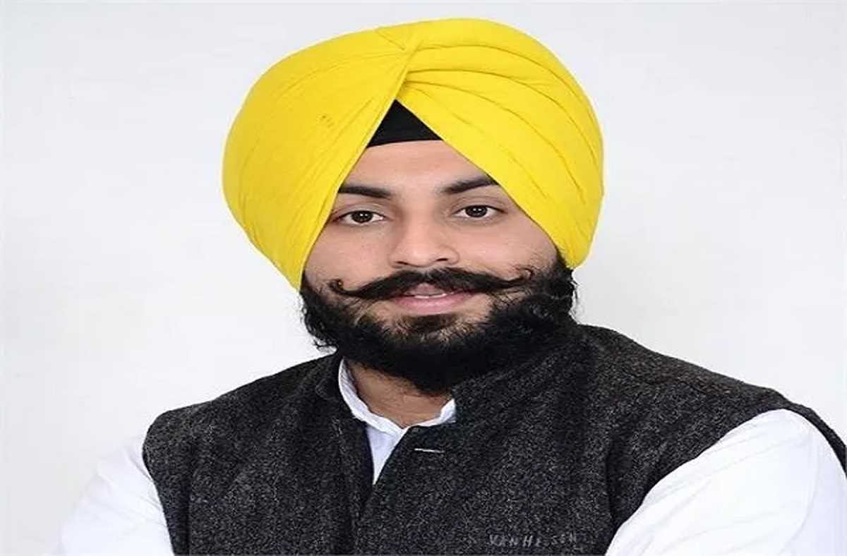 शाहकोट से कांग्रेस व अकाली दल के नेताओं ने थामा ‘आप’ का झाड़ू