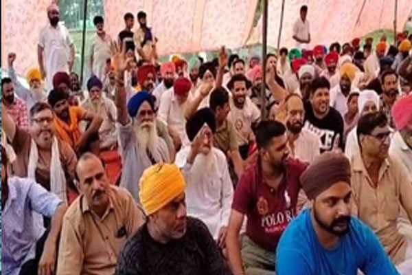 पंजाब के तरनतारन में दुकानदारों ने थाने के बाहर किया प्रदर्शन, प्रशासन के खिलाफ नारेबाजी