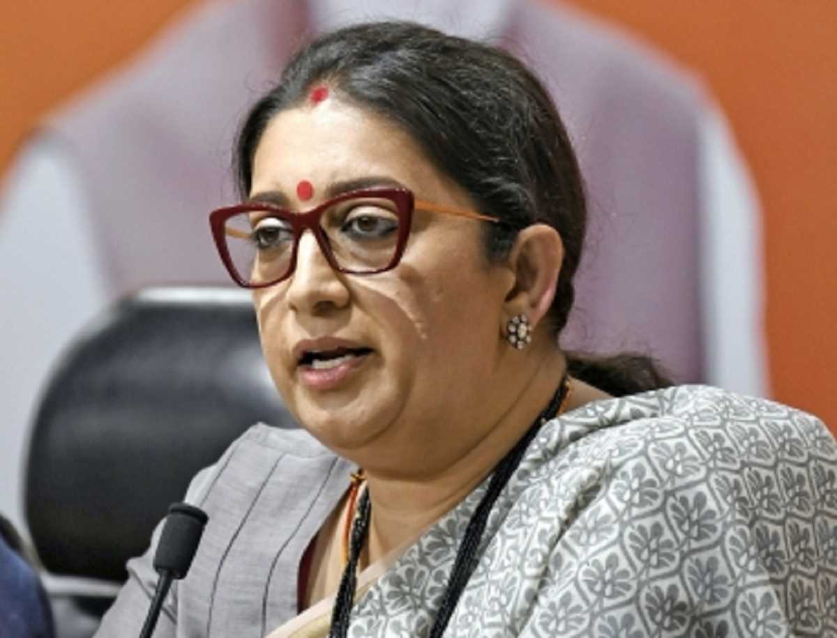 अमेठी में सपा नेता से मिलने पहुंचीं स्मृति ईरानी