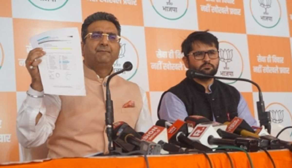 केजरीवाल रंग बदलते हैं और फर्जीवाल हैं...राजेंद्र पाल गौतम को स्टार प्रचारक बनाए जाने पर भड़की BJP