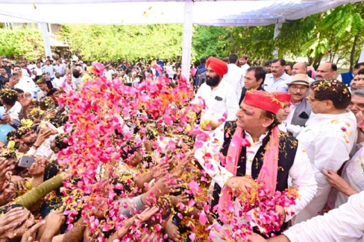 अखिलेश ने सैफई में खेली फूलों की होली, बोले - जब भाजपा हटेगी, तभी हमारा संविधान बचेगा