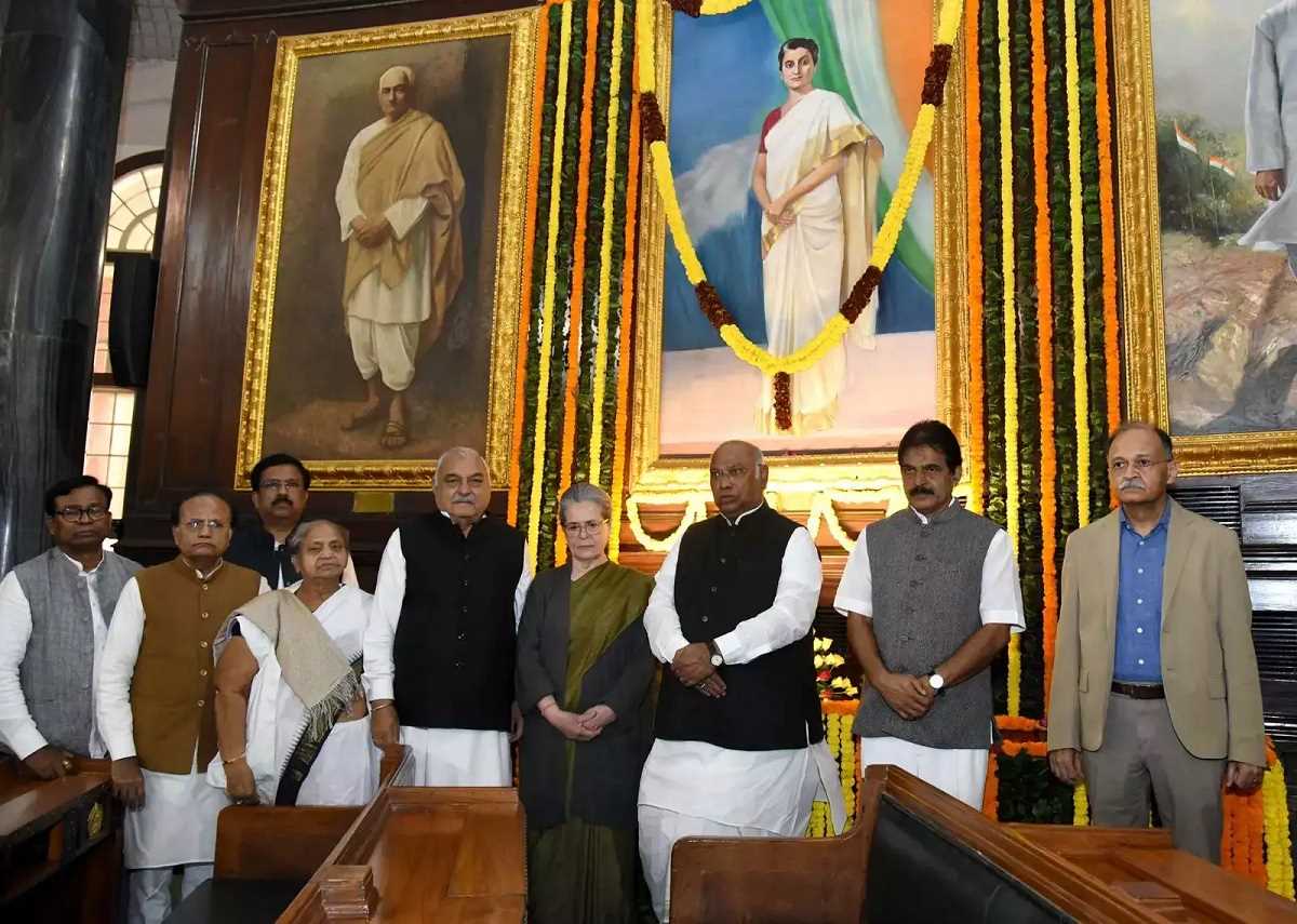 संविधान सदन में इंदिरा गांधी को श्रद्धांजलि दी गई