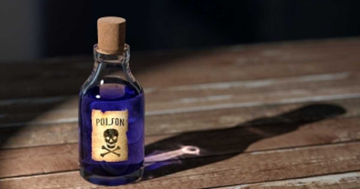 दौर में नौकरी से निकाले जाने पर 7 कर्मचारियों ने कंपनी के बाहर खाया जहर