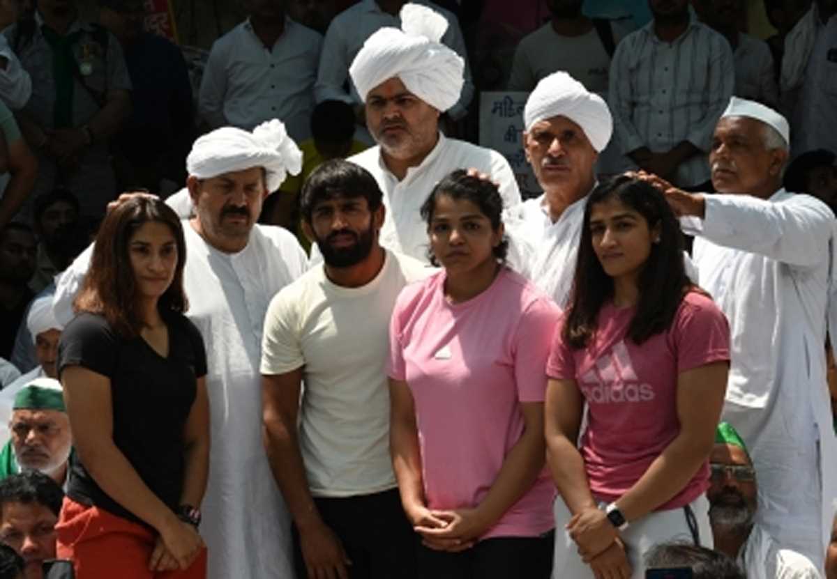 किसान नेता नरेश टिकैत के समझाने पर पहलवानों ने मेडल विसर्जित नहीं करने का लिया फैसला