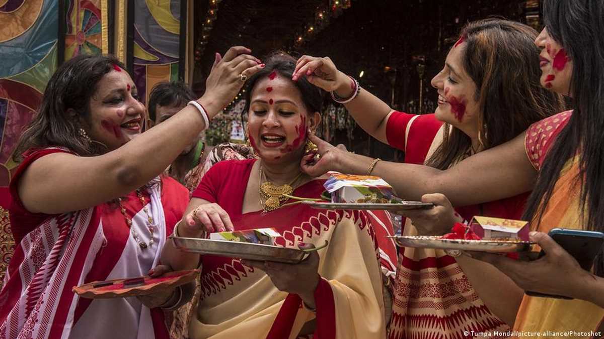 कहां जा रहा है भारत की महिलाओं का पैसा?