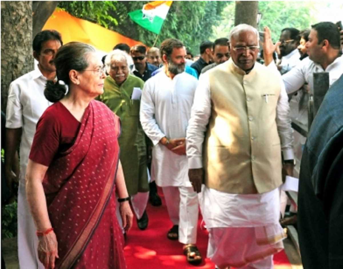 कांग्रेस में खड़गे युग शुरू, पार्टी की कमान सौंप सोनिया बोलीं- बहुत राहत महसूस कर रही हूं कांग्रेस में खड़गे युग शुरू, पार्टी की कमान सौंप सोनिया बोलीं- बहुत राहत महसूस कर रही हूं