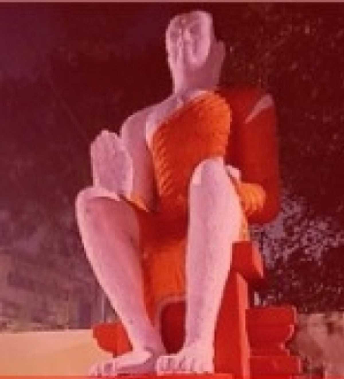 भगवान बुद्ध की मूर्ति पर चढ़ा दिया भगवा रंग, शिक्षकों ने जताई आपत्ति