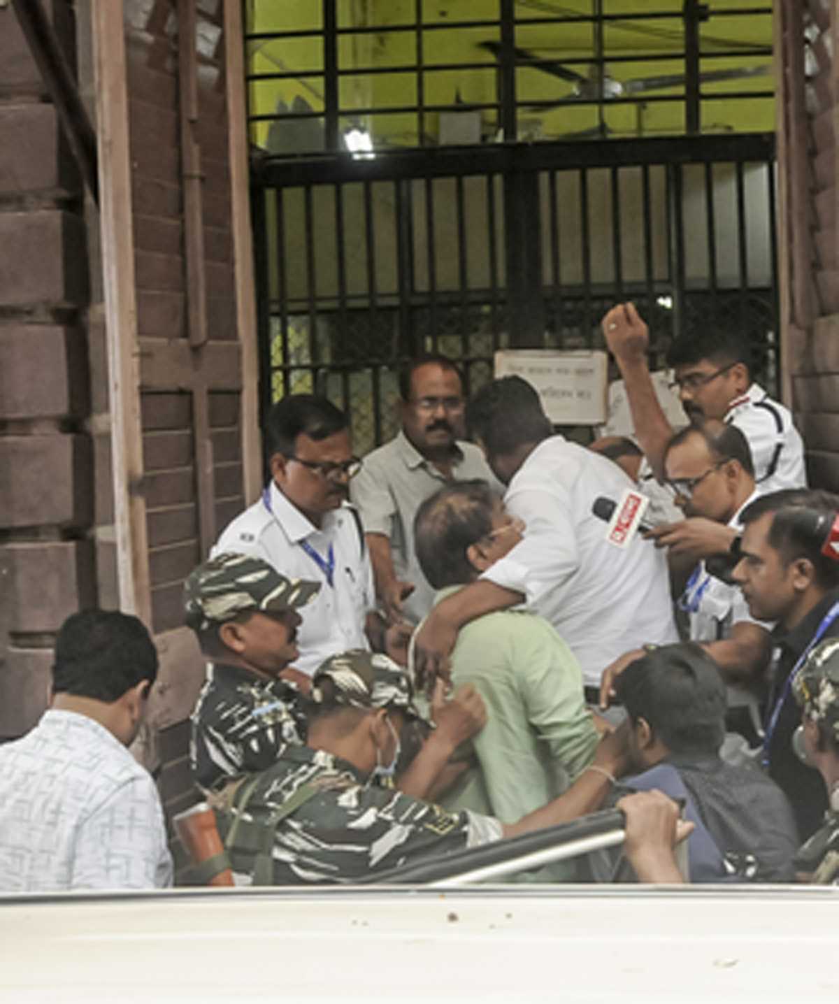 बंगाल राशन मामला : ईडी की अपील - गिरफ्तार मंत्री के अस्पताल के कमरे में सीसीटीवी लगवाएं