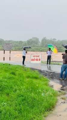 भारी बरसात और बाढ़ से गुजरात में भीषण तबाही भारी बरसात और बाढ़ से गुजरात में भीषण तबाही