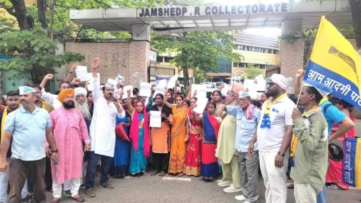 जमशेदपुर में नदी किनारे 170 घरों को तोड़ने का नोटिस, डीसी ऑफिस के बाहर प्रदर्शन