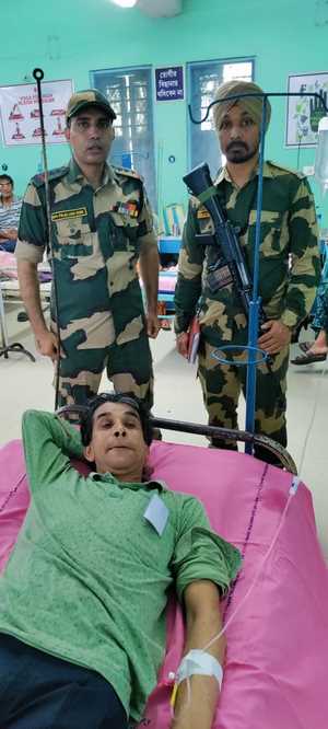 दिल का दौरा पड़ने से पीड़ित मतदान अधिकारी की बीएसएफ कर्मियों ने बचाई जान