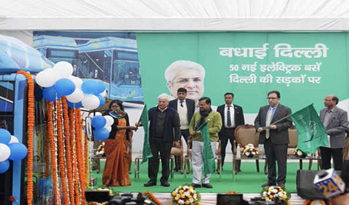 केजरीवाल ने 50 नई लो फ्लोर इलेक्ट्रिक बसों को हरी झंडी दिखाकर किया रवाना