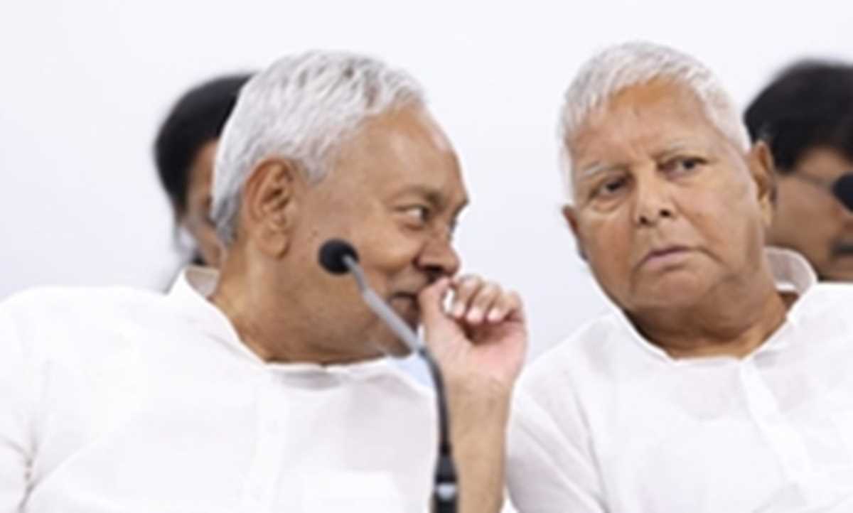 बिहार में सियासी सरगर्मी तेज, जदयू अध्यक्ष नीतीश कुमार से मिलने पहुंचे लालू-तेजस्वी