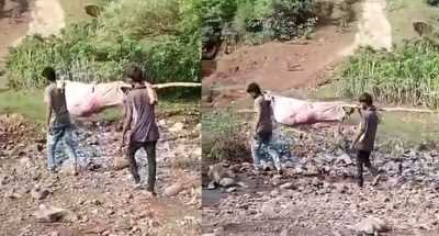 गुजरात में 75 वर्षीय माँ  को बेडशीट में लपेटकर इलाज़ के लिए अस्पताल ले गया बेटा