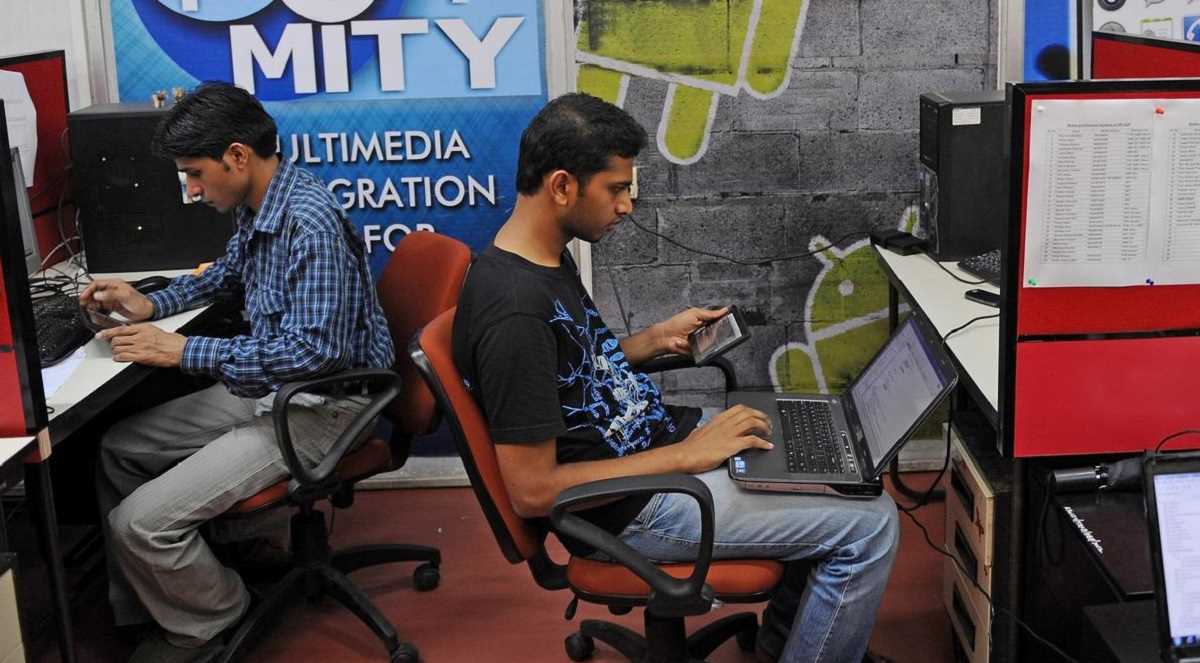 भारत के पुराने कानूनों के सहारे कामगारों का शोषण कर रही हैं कंपनियां