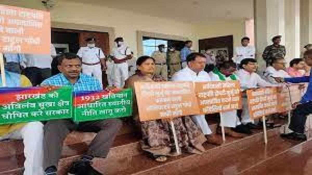 झारखंड विधानसभा का मॉनसून सत्र, भाजपा विधायकों ने लॉ एंड ऑर्डर पर किया प्रदर्शन