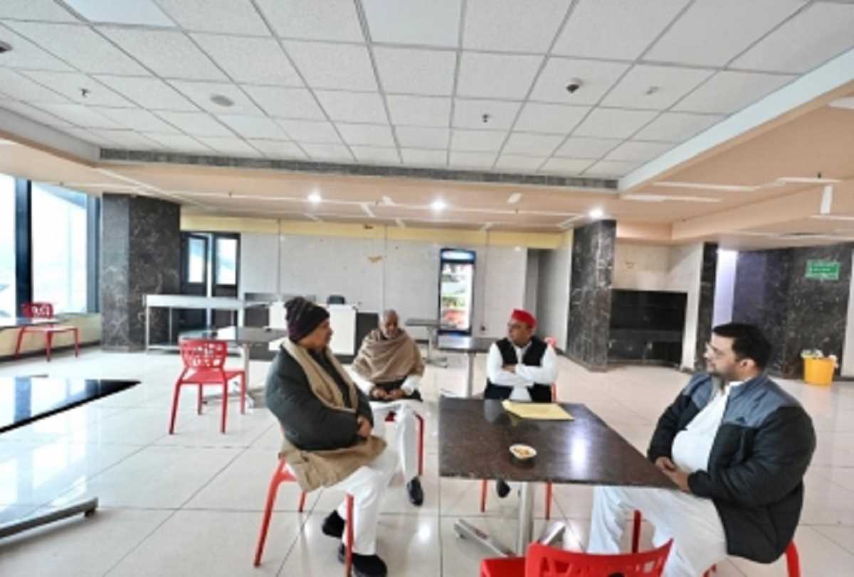 लखनऊ: पुलिस मुख्यालय में अखिलेश ने चाय पीने से किया इनकार, जहर की आशंका जताते हुए ये कहा