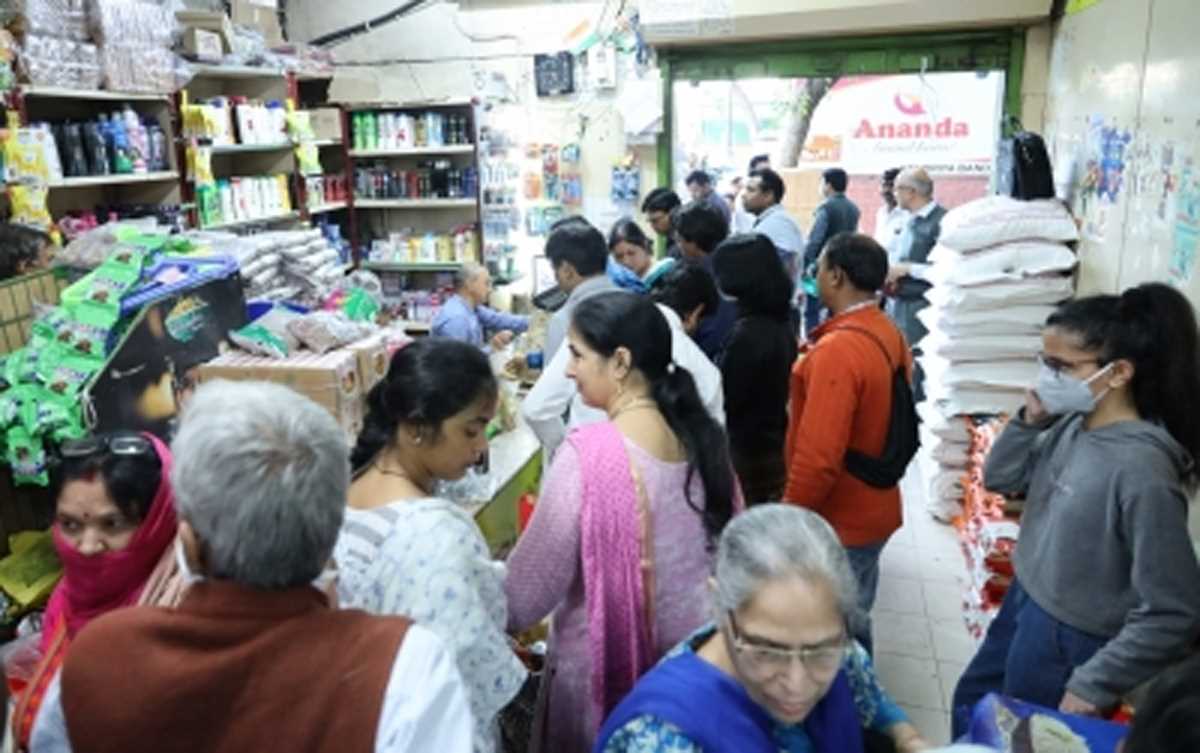 टमाटर के बाद दाल, चावल और आटे ने भी दिल्लीवालों की जेब पर भारी बोझ डाला