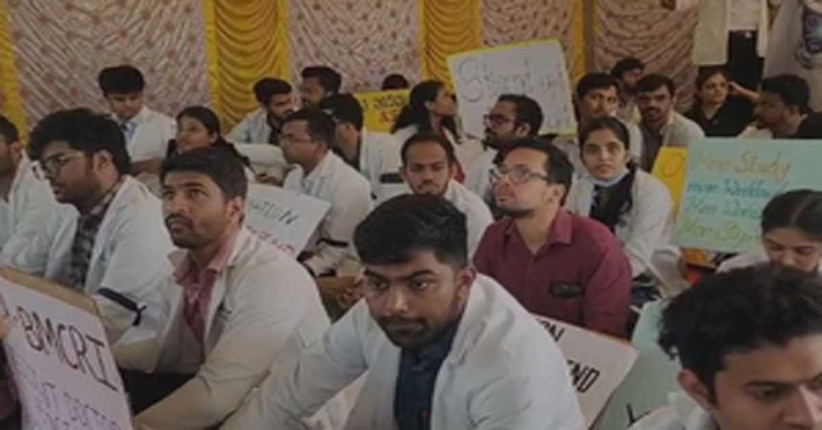 कर्नाटक में वजीफा बढ़ाने की मांग को लेकर जूनियर डॉक्टरों का विरोध प्रदर्शन जारी