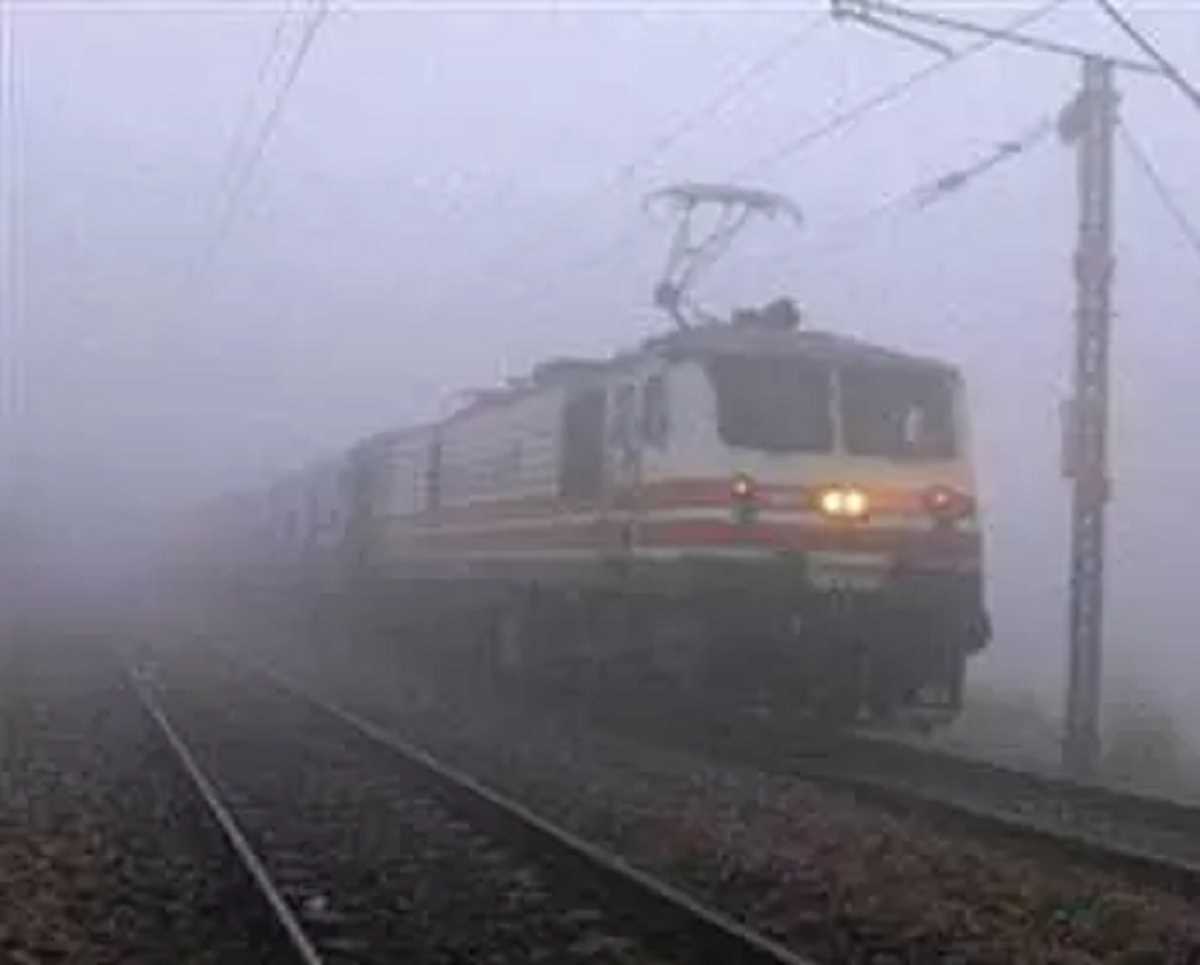 Indian Railways: घने कोहरे ने लगाया रेलगाड़ियों की रफ्तार पर ब्रेक, दिल्ली पहुंचने वाली 15 ट्रेनें लेट