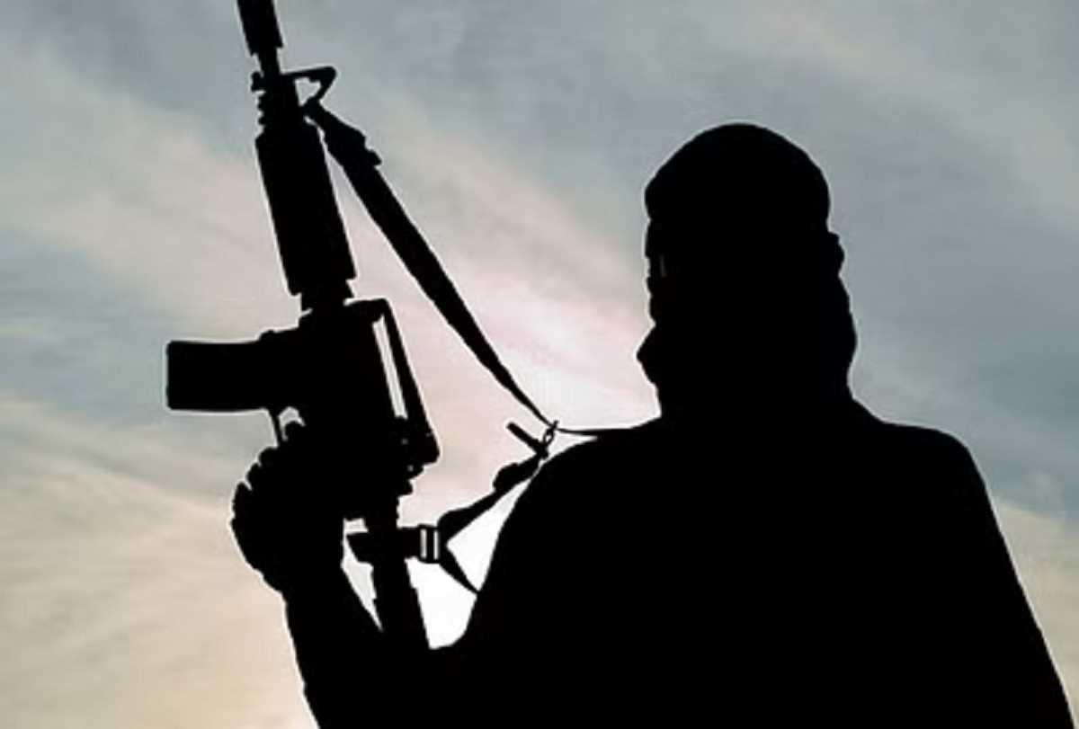 जम्मू के हीरानगर में दो वरिष्ठ पुलिसकर्मियों के वाहनों पर आतंकवादियों ने की गोलीबारी