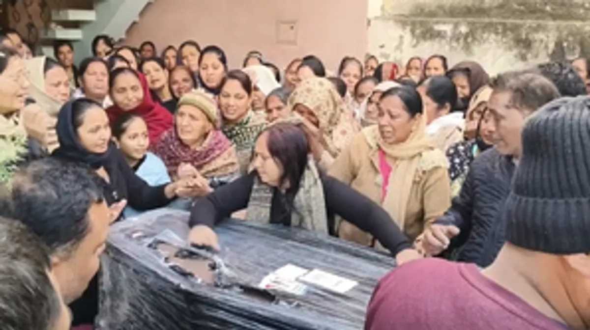 जॉर्जिया हादसे में मारे गए रविंदर का पार्थिव शरीर जालंधर पहुंचा, बेटे ने पहली बार देखा पिता का चेहरा, भावुक हुए लोग