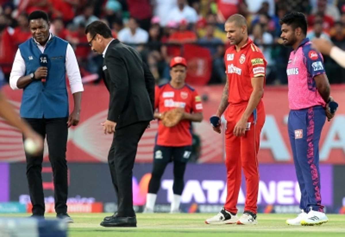 राजस्थान रॉयल्स ने टॉस जीतकर पहले गेंदबाजी का निर्णय लिया राजस्थान रॉयल्स ने टॉस जीतकर पहले गेंदबाजी का निर्णय लिया