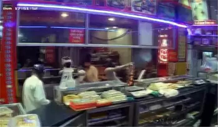 दिल्ली में नकाबपोश बदमाशों ने मिठाई की दुकान में घुसकर की ताबड़तोड़ फायरिंग