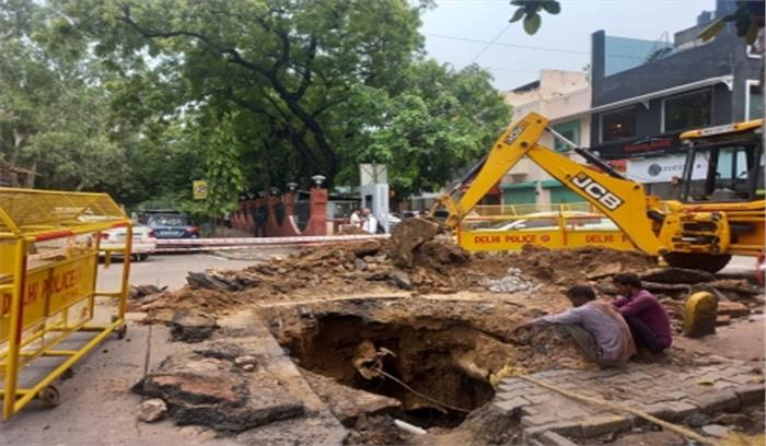 दिल्ली के खान मार्केट में बारिश के दौरान से सड़क का एक हिस्सा धंसा, मरम्मत कार्य जारी