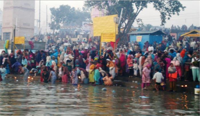 श्रद्धालु दूषित गंगा जल में स्नान करने को मजबूर