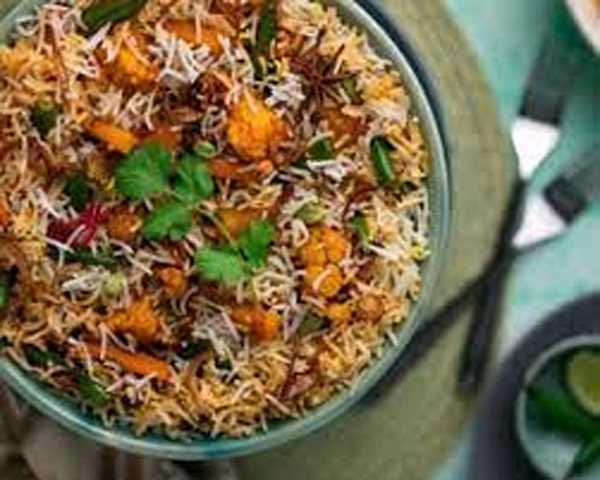 गुजरात में कांग्रेस नेता के बेटे की शादी में खाना खाकर 1200 से ज्यादा लोग बीमार