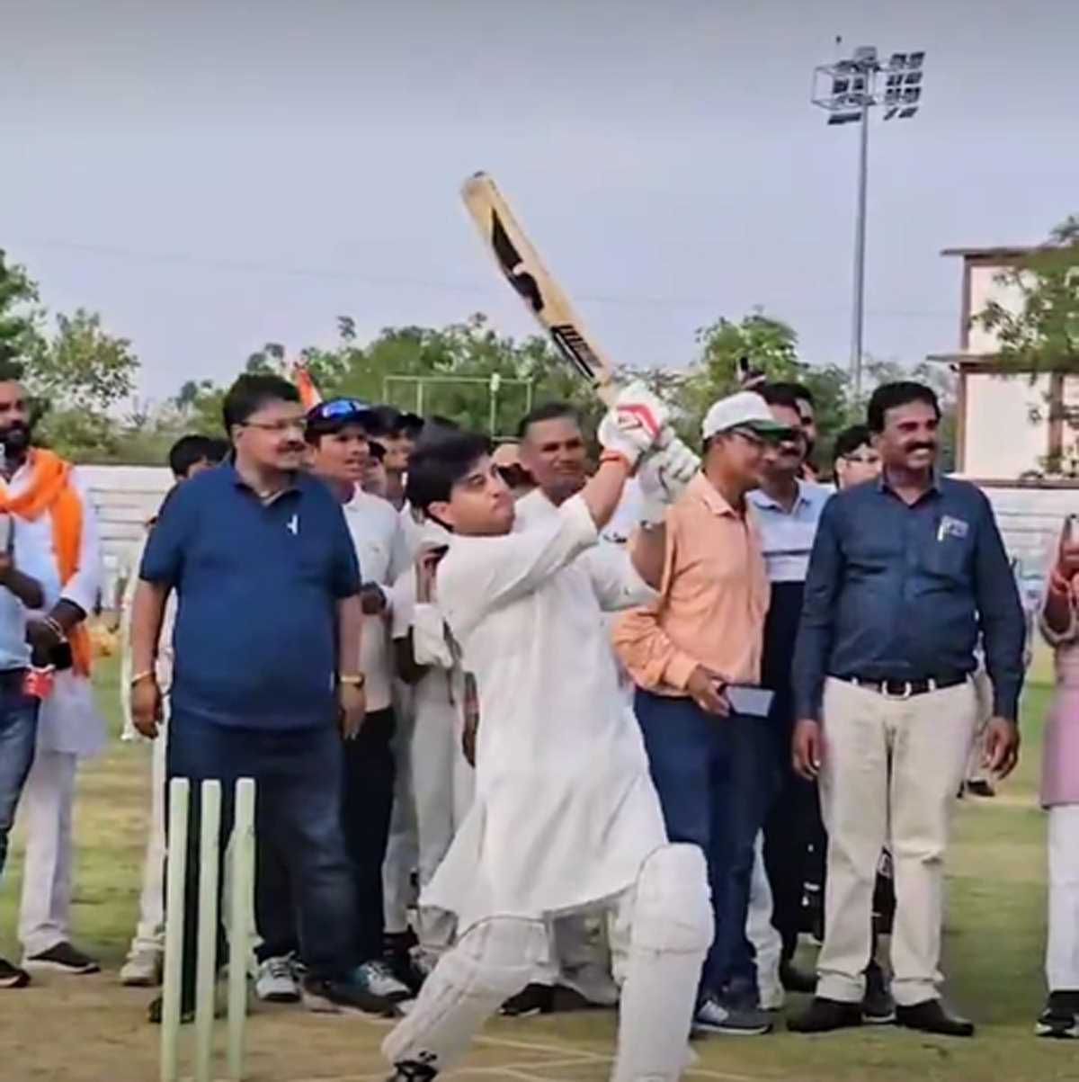 माधवराव सिंधिया स्टेडियम में केंद्रीय मंत्री सिंधिया का स्पोर्ट्स लुक, क्रिकेट-बैडमिंटन में बच्चों संग दिखा जोश माधवराव सिंधिया स्टेडियम में केंद्रीय मंत्री सिंधिया का स्पोर्ट्स लुक, क्रिकेट-बैडमिंटन में बच्चों संग दिखा जोश