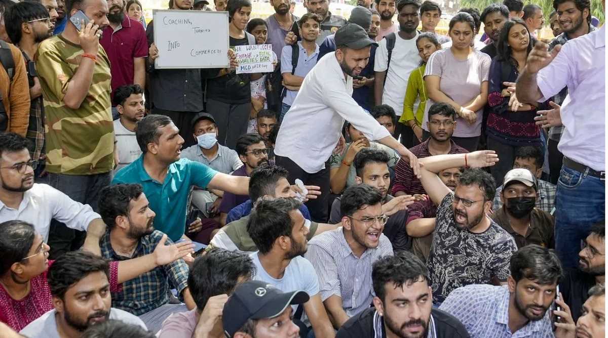 दिल्ली के राजेंद्र नगर इलाके में छात्रों को पुलिस ने प्रदर्शन से रोका, हटाए बैनर पोस्टर