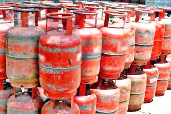 साल के पहले ही दिन महंगा हुआ रसोई गैस सिलिंडर, जानिए कितना है दाम