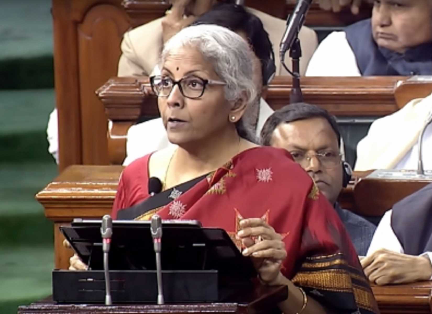 भाजपा सांसदों की बैठक शुरू, वित्त मंत्री बता रही हैं बजट की खूबियां