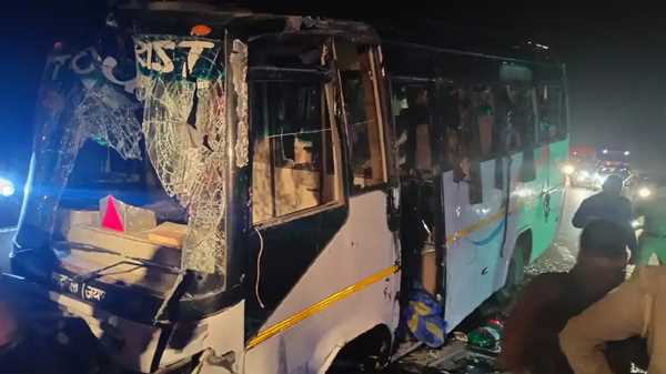 यूपी में दर्दनाक हादसा : आगरा के लखनऊ एक्सप्रेस-वे पर अनियंत्रित होकर पलटी बस