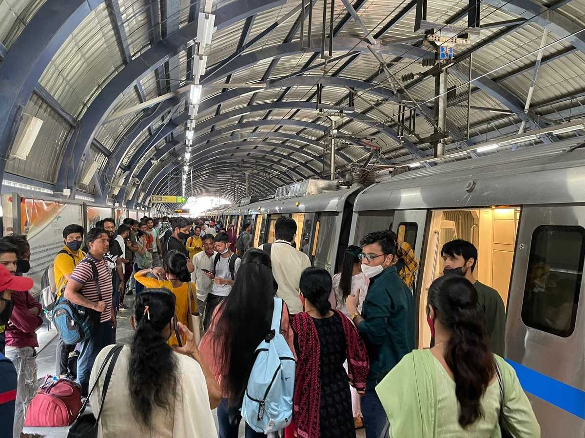 केबल चोरी से दिल्ली मेट्रो के ब्लू लाइन की सेवा बाधित, यात्री परेशान