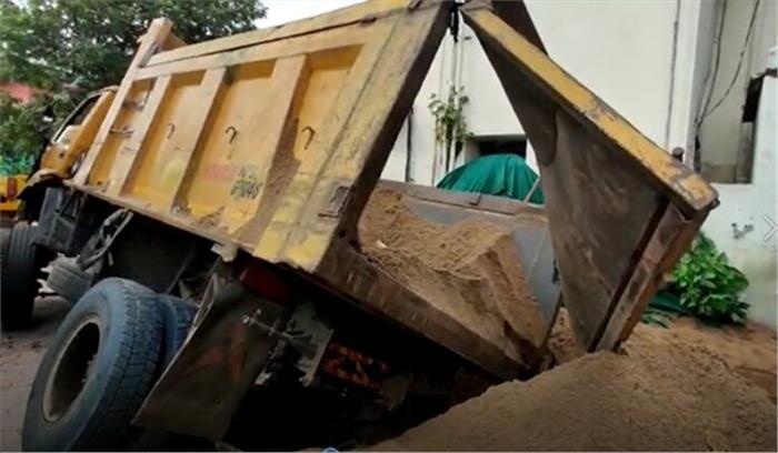 डंपर की चपेट में आने से पिता-पुत्र की मौत