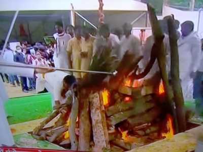 राजकीय सम्मान के साथ गंगा किनारे कल्याण सिंह का अंतिम संस्कार