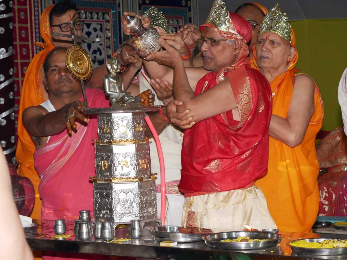 भगवान का जन्म होने के बाद भक्तों ने 108 कलशों से पांडुकशिला पर किया जन्माभिषेक