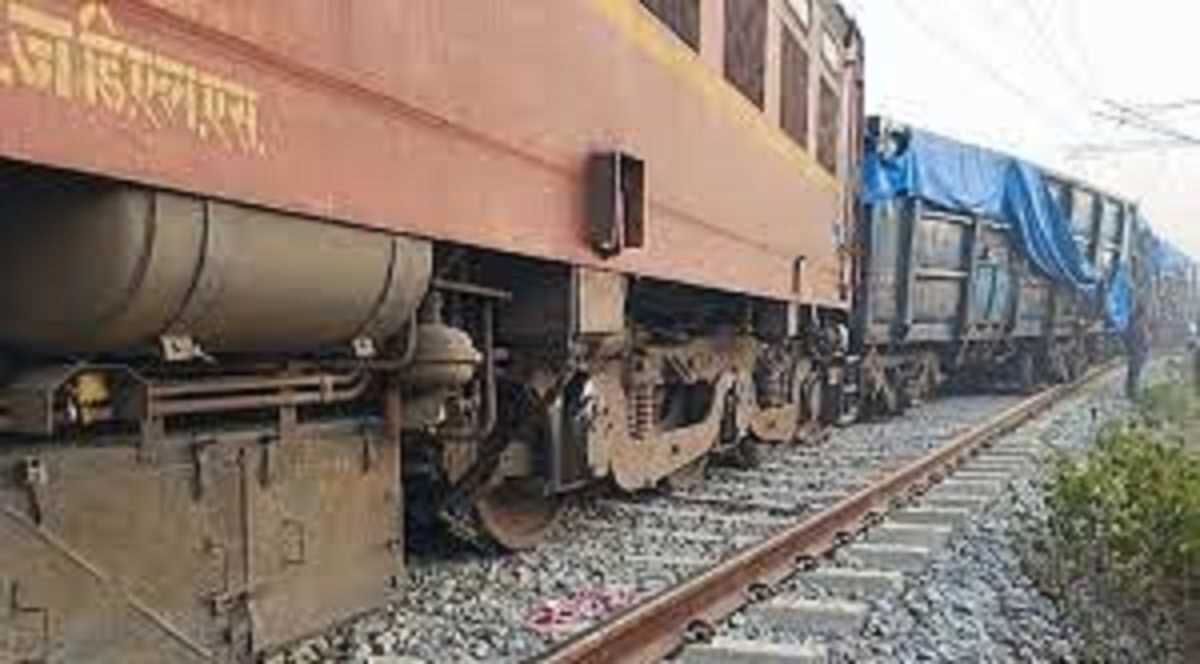 सोनभद्र: मालगाड़ी के इंजन समेत तीन बोगी बेपटरी