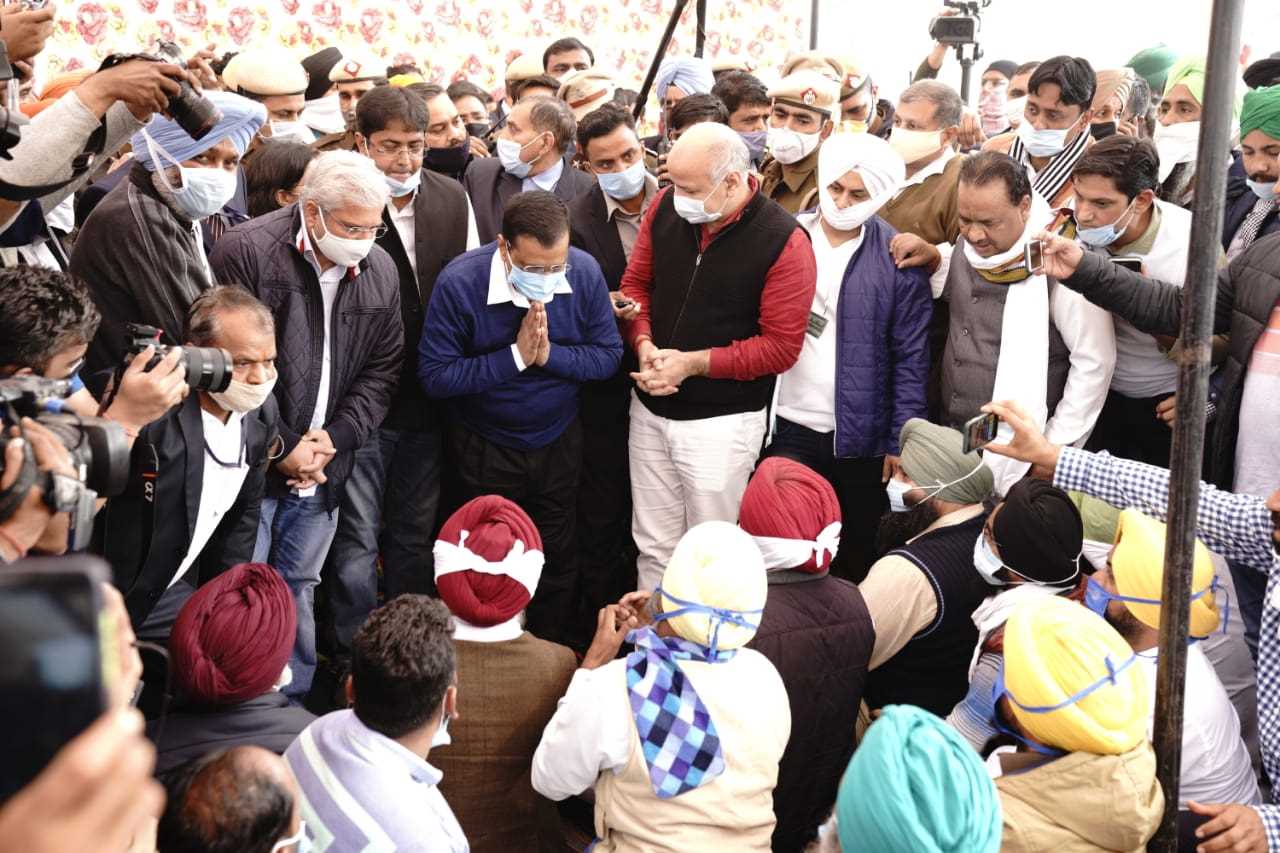 किसानों के बीच सेवादार बनकर पहुँचे सीएम केजरीवाल, केंद्र पर साधा निशाना