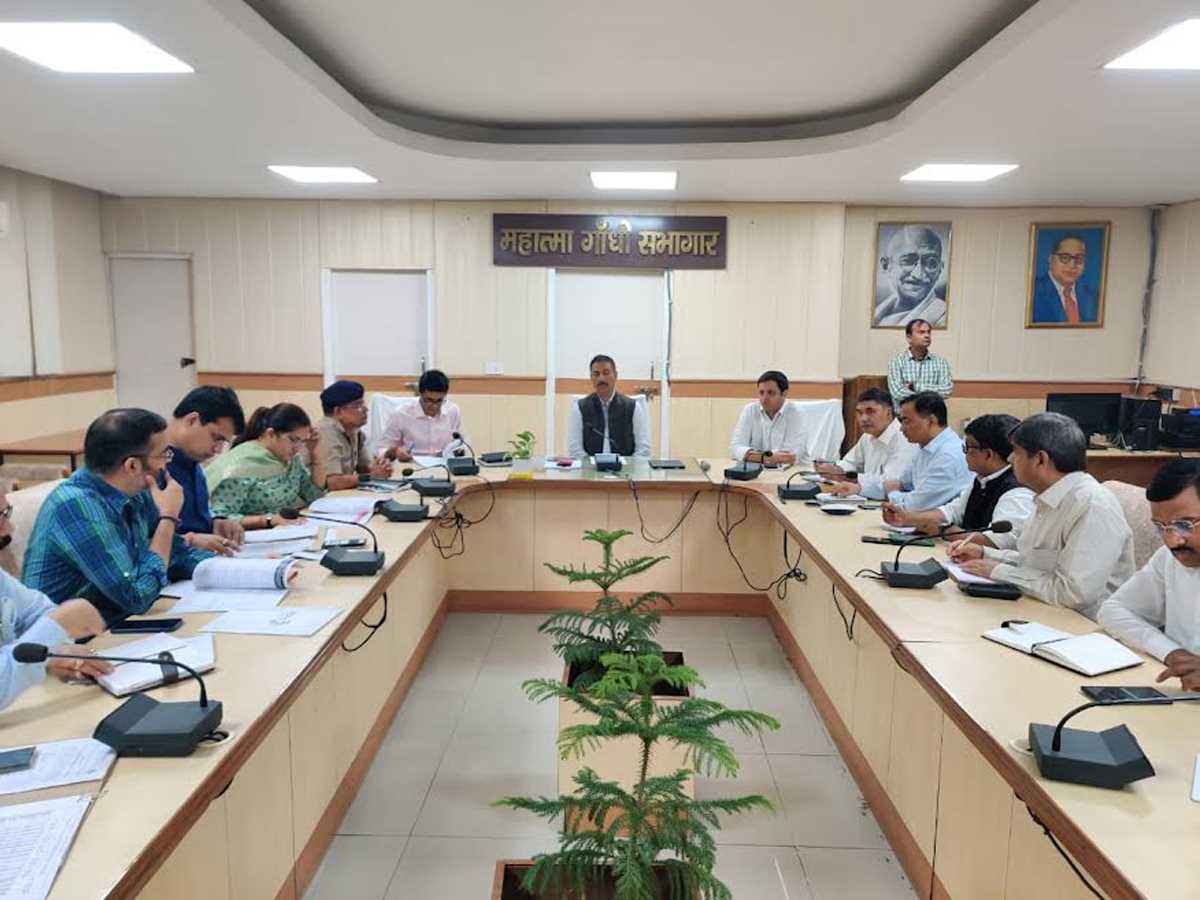 गाजियाबाद के जिलाधिकारी ने ली बैठक, प्रदूषण फैलाने वालों से सख्ती से निपटने के आदेश